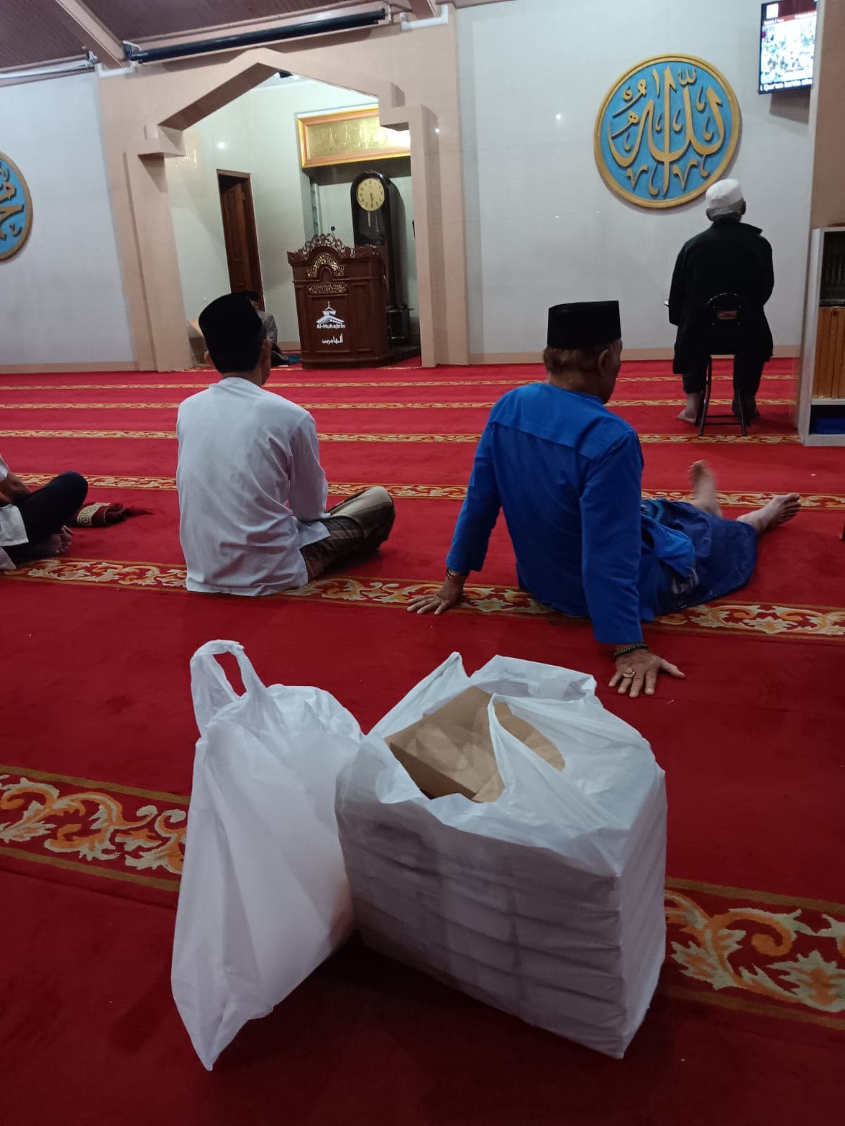 Jamaah menikmati sarapan gratis Jumat pagi